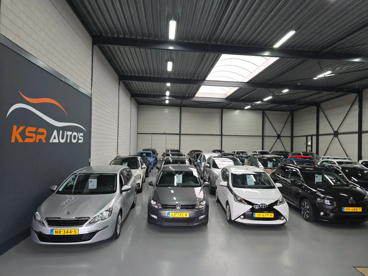 Showroom KSR Auto's aan de Havenkade 4 in Ridderkerk
